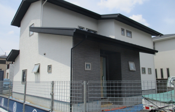 Jnb邸／足場解体、クロス工事